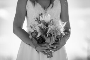 Hochzeit Bergshooting Christina und Michael - Braut hält Brautstrauß in den Händen - Gesicht und restlichen Körper kann man nicht erkennen