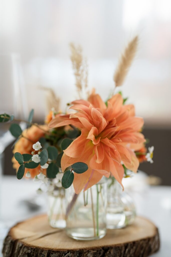 Hochzeitsshooting Vera und Leo - Deko auf Holzbrett mit Blumen in Farbe lachs