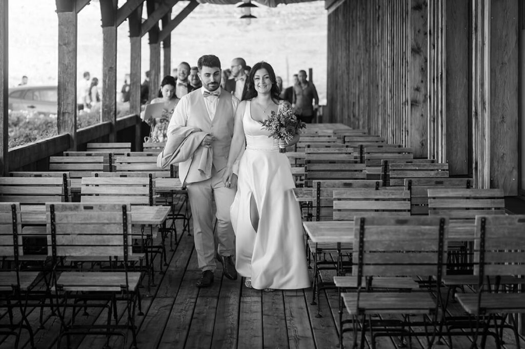 Hochzeit Julia und Stefan - Brautpaar und Gäste kommen zur Tafel