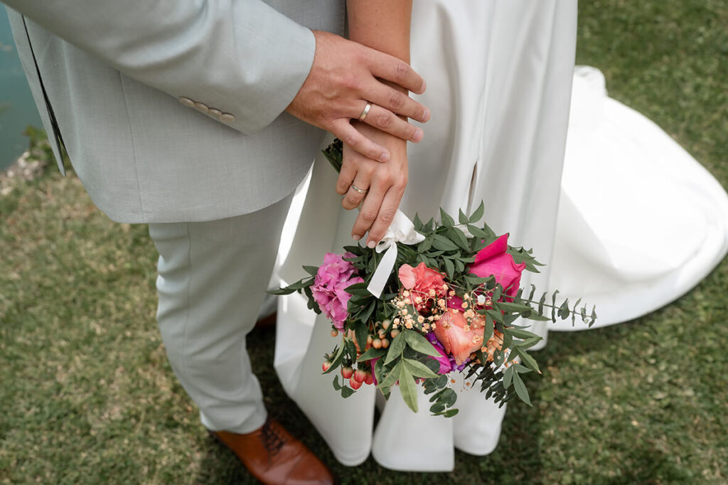 Hochzeit Julia und Stefan - von den Beiden sieht man nur die Beine, den Brautstrauß und die Hände mit den Ringen