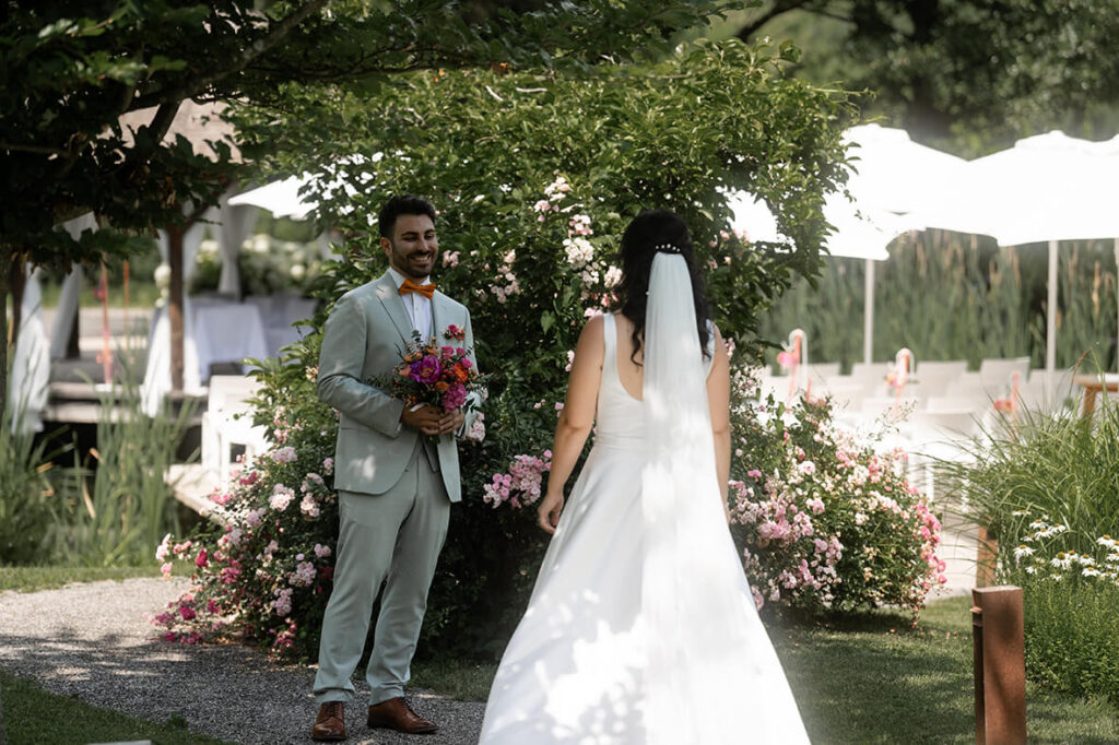 Hochzeit Julia und Stefan - Brautpaar steht sich gegenüber - Bräutigam hat Brautstrauß in der Hand und wartet auf seine Braut