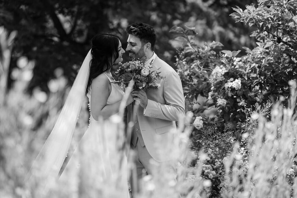 Hochzeit Julia und Stefan - Schwarz-weiß Aufnahme - Brautpaar steht in der Natur und sieht sich innig in die Augen