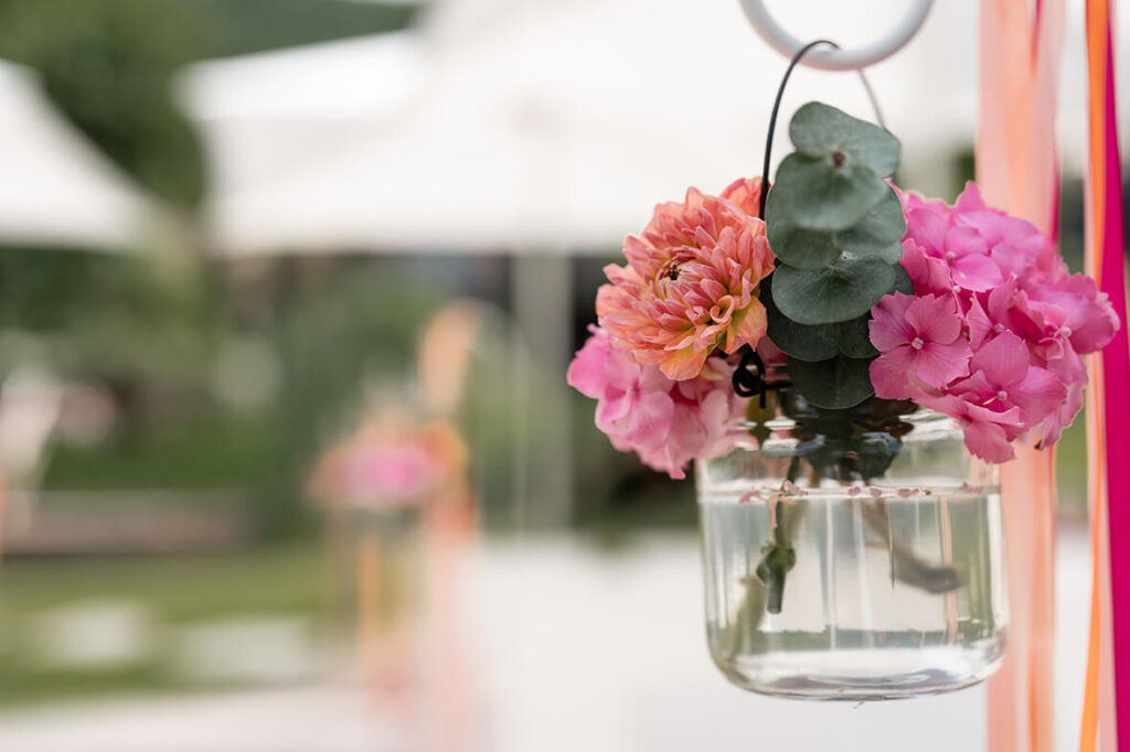 Hochzeit Julia und Stefan - Blumendeko in einer Vase in rosa gehalten